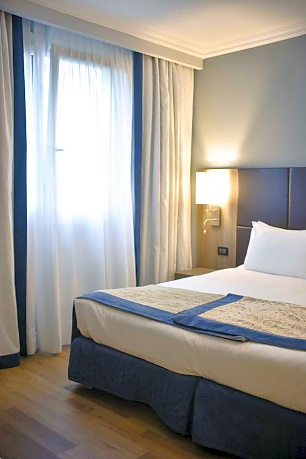 Photo 1 of 26 of Superior 1 King Bed
