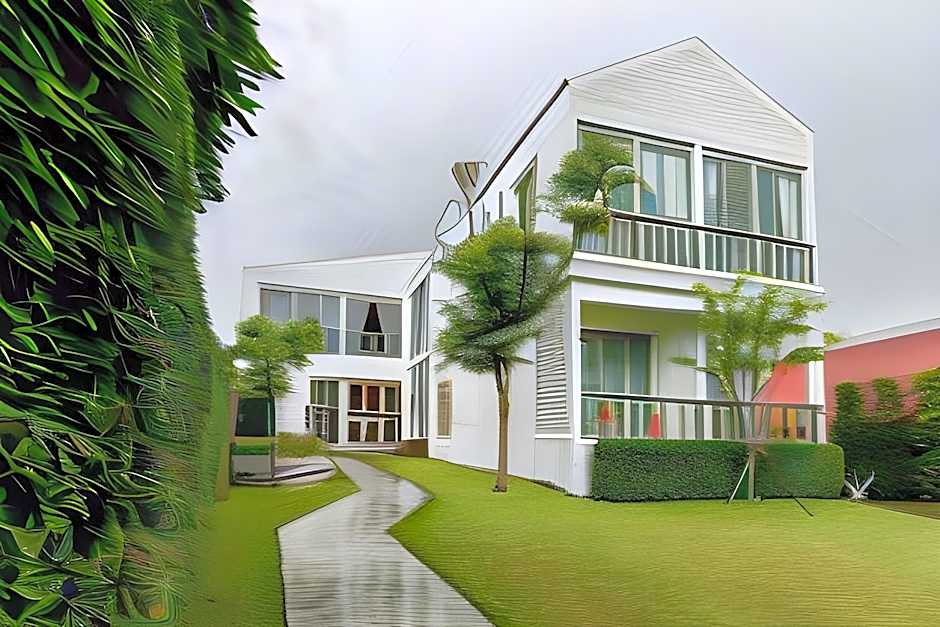 White Wall Riverfront Hotel