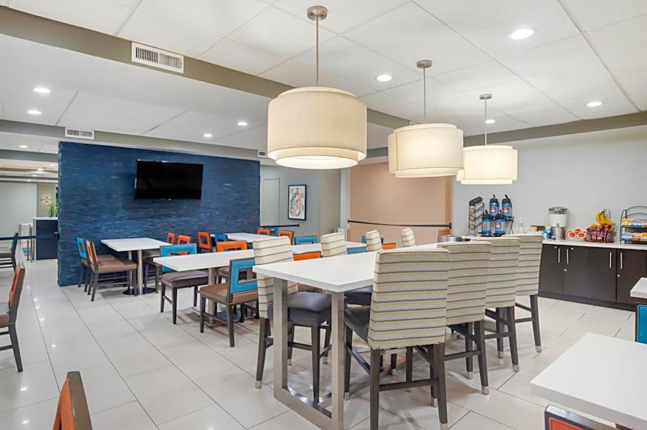 Best Western Plus Commerce Hotel