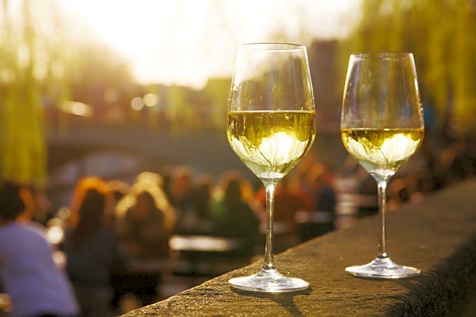 UCLA MEYER AND RENEE LUSKIN CONFERENCE CENTER