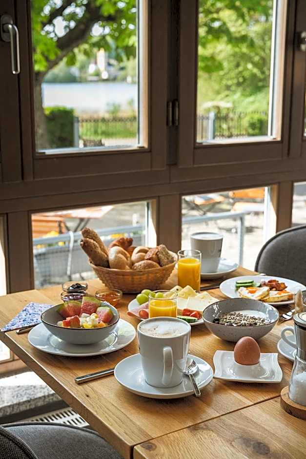 Sopherl am See - Frühstück auf der Seeterrasse, sehr ruhig und wunderschön am See, 3 Minuten nach Oberpfaffenhofen, viele Radtouren, Restaurants & Cafes in der Umgebung