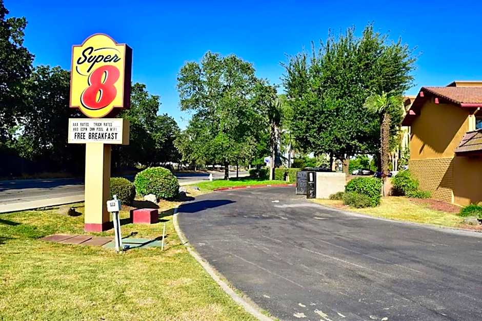 Super 8 by Wyndham Visalia