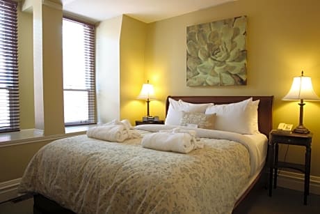 Queen Suite with Fireplace