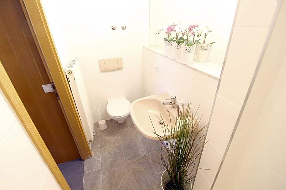 Hotel Ulm Zentrum - Komplettes Zimmer, Hochbett, Android TV & eigenem Bad - perfekt für Familien & Gruppen