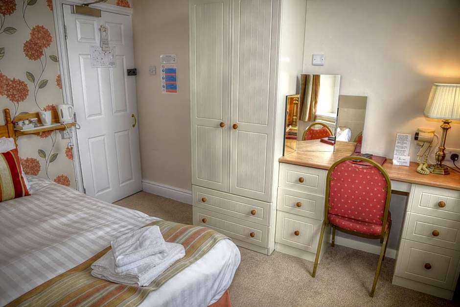 Lion Hotel & Studio Apartments