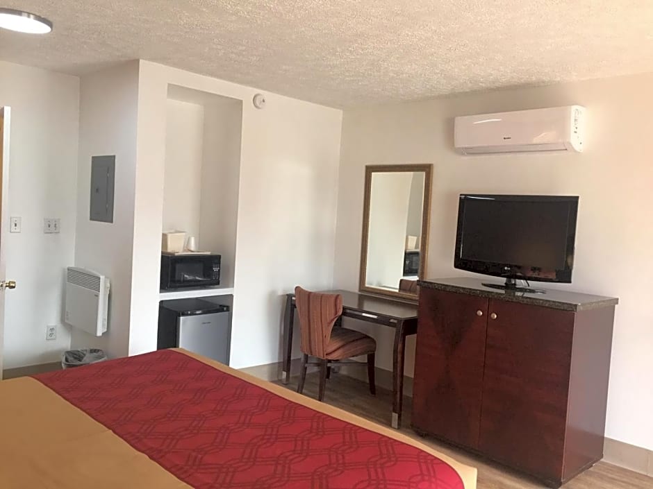 Econo Lodge Inn & Suites near Split Rock and Harmony Lake