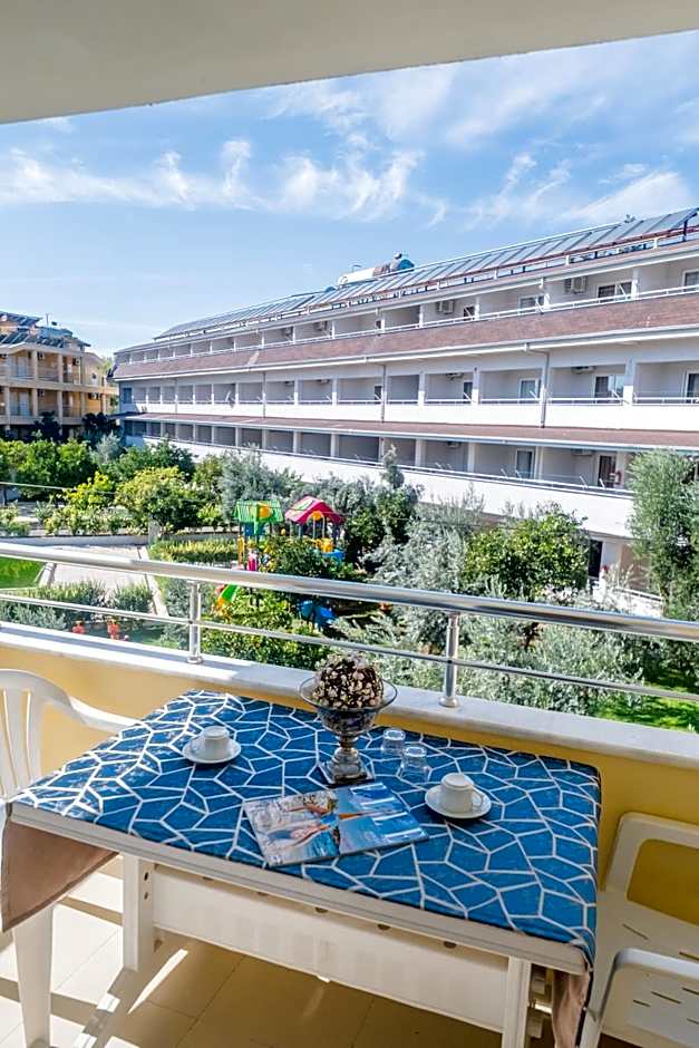 Catty Cats Garden Hotel