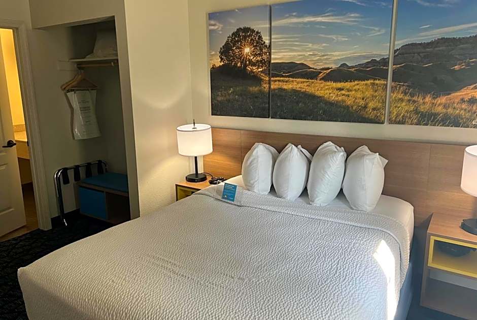 Days Inn & Suites by Wyndham Columbus NE