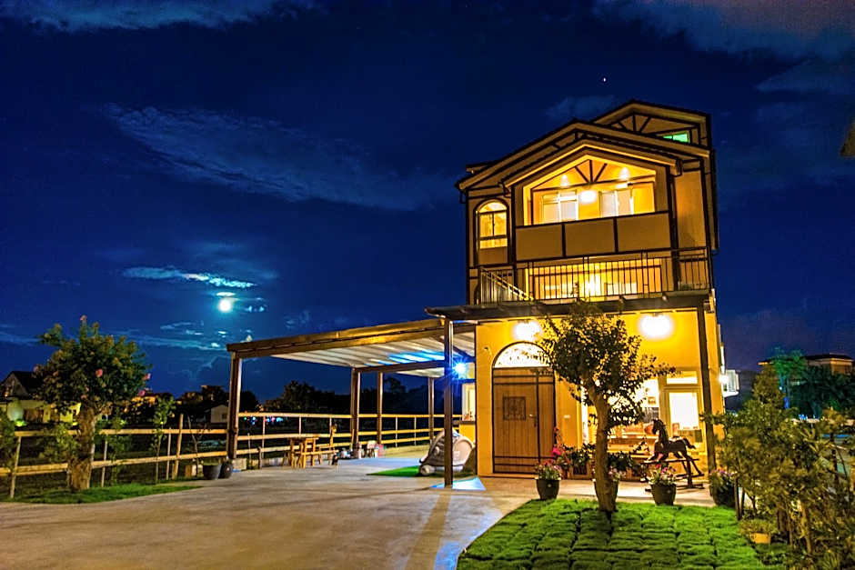 Colorful Wooden Horse Homestay – Luodong, WV