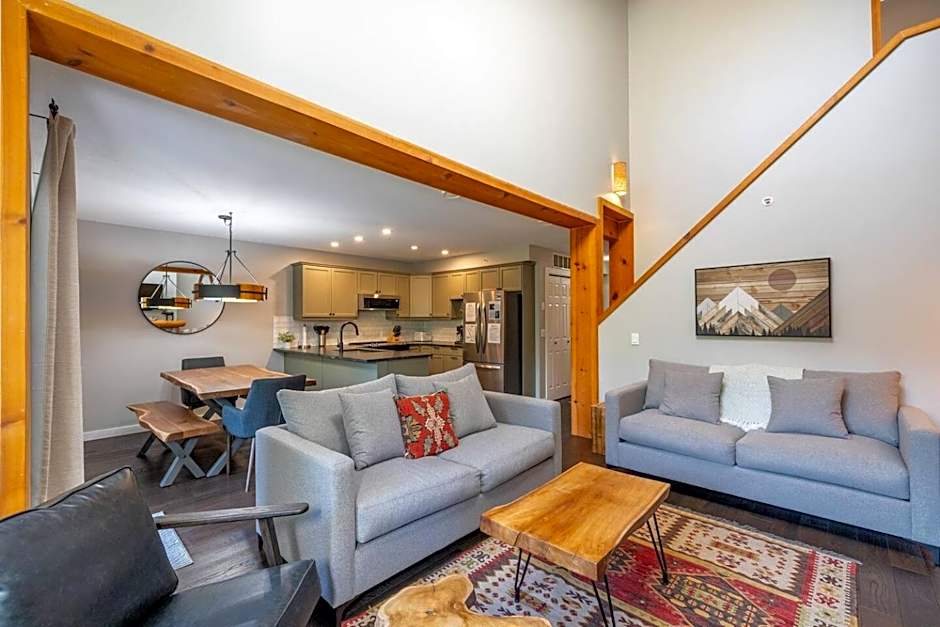 Ski In & 15 Minute Walk to the Lifts Hot Tub AC Pet Friendly