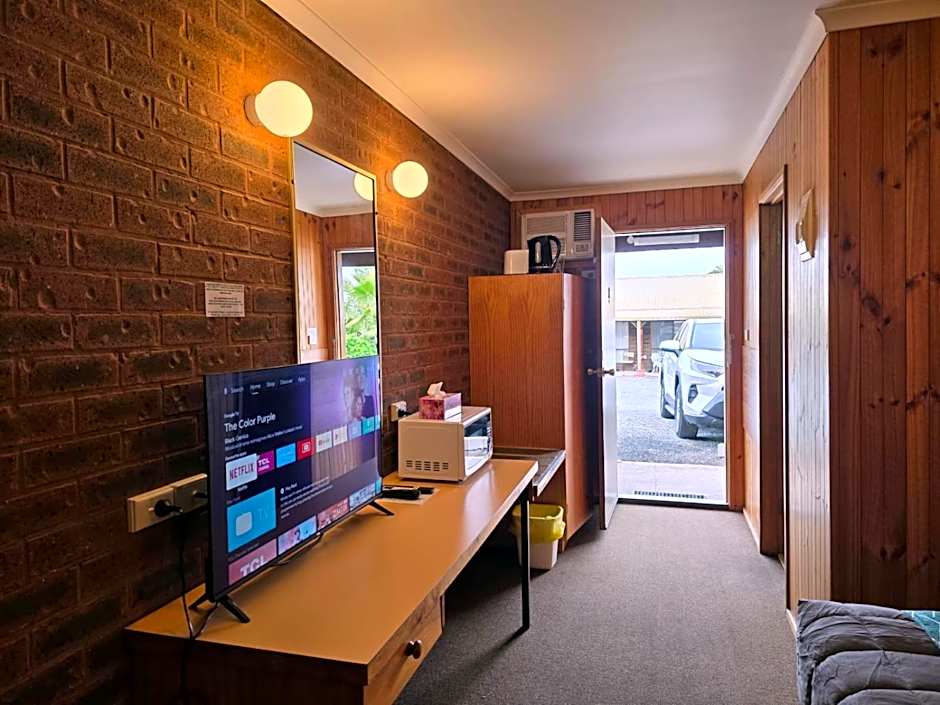 Country Roads Motor Inn