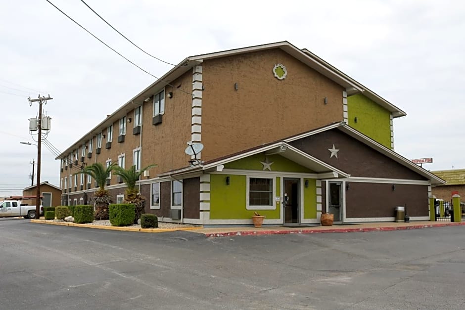 Super 8 by Wyndham San Antonio/I-35 North