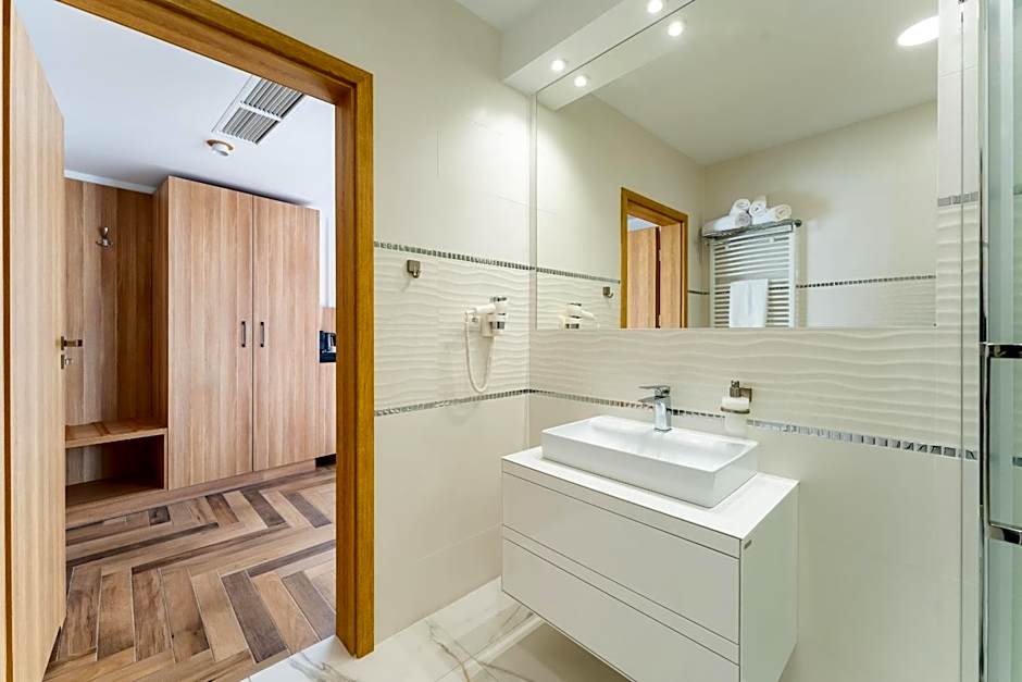 Hotel Mazurkowa & Wesela & Imprezy & Konferencje Jelenia Góra, obok restauracja Mazurkowa Chata