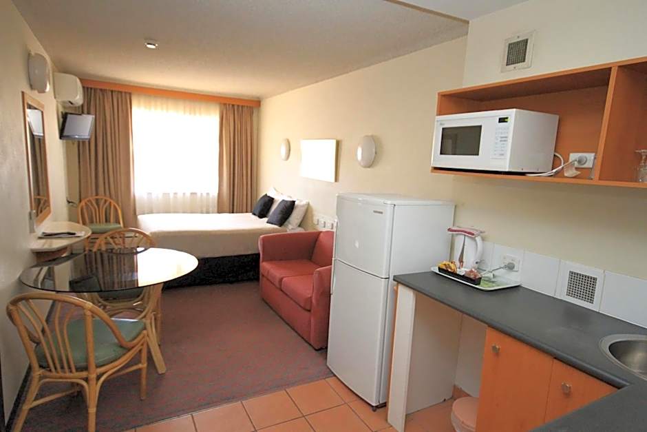 Belconnen Way Hotel & Serviced Apartments