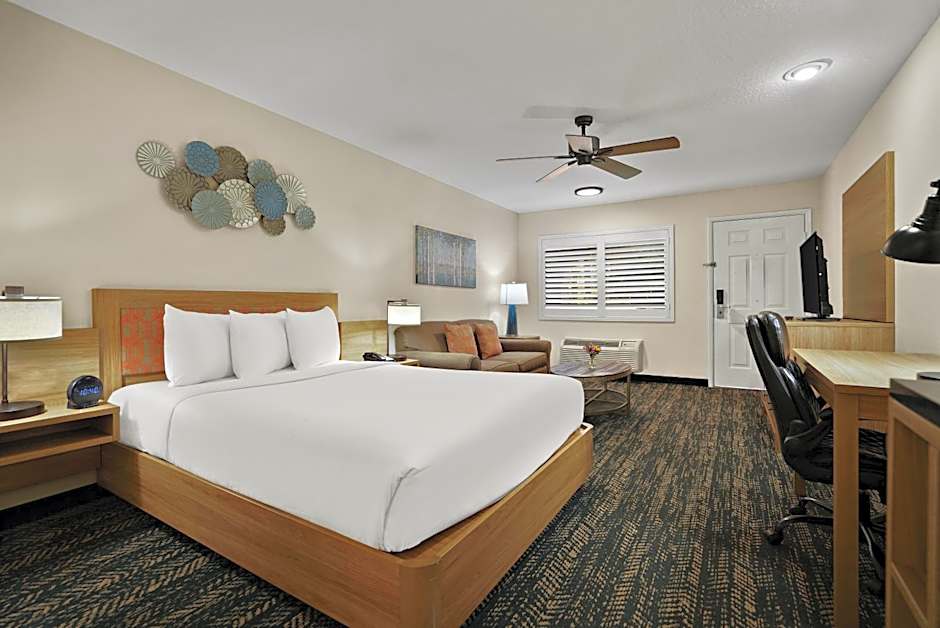 La Fuente Inn & Suites