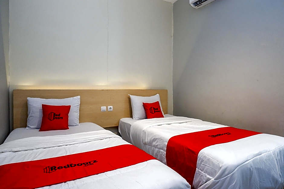 RedDoorz near Stasiun Batang