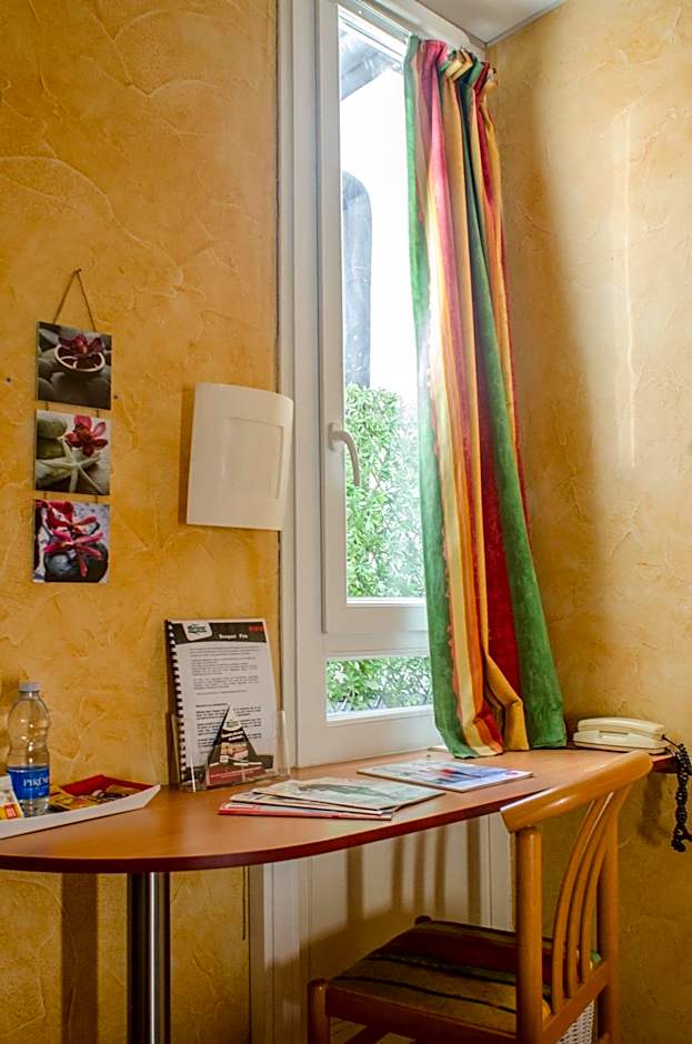 Hôtel Bosquet Pau Centre - Self Check In Budget Hotel