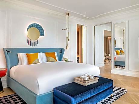 Opera King Suite with Sea View and Club Access