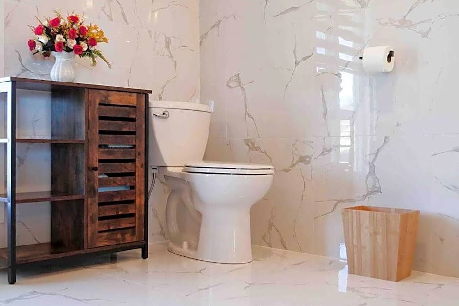 The Simeon - Upscale Bay Views by Doorbed