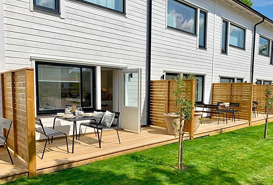 Easy Livin' Apartment Hotel