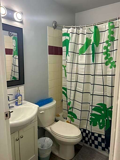 Cute Highland Park Upper B Unit