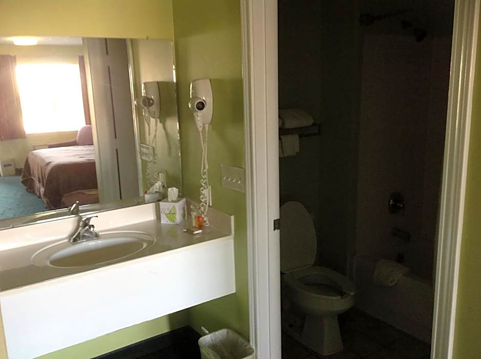 Howard Johnson by Wyndham Grand Prairie Near Lone Star Park