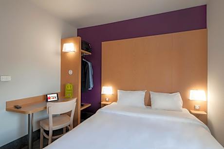 2 Adjacent Rooms (1 Double and 1 Twin)