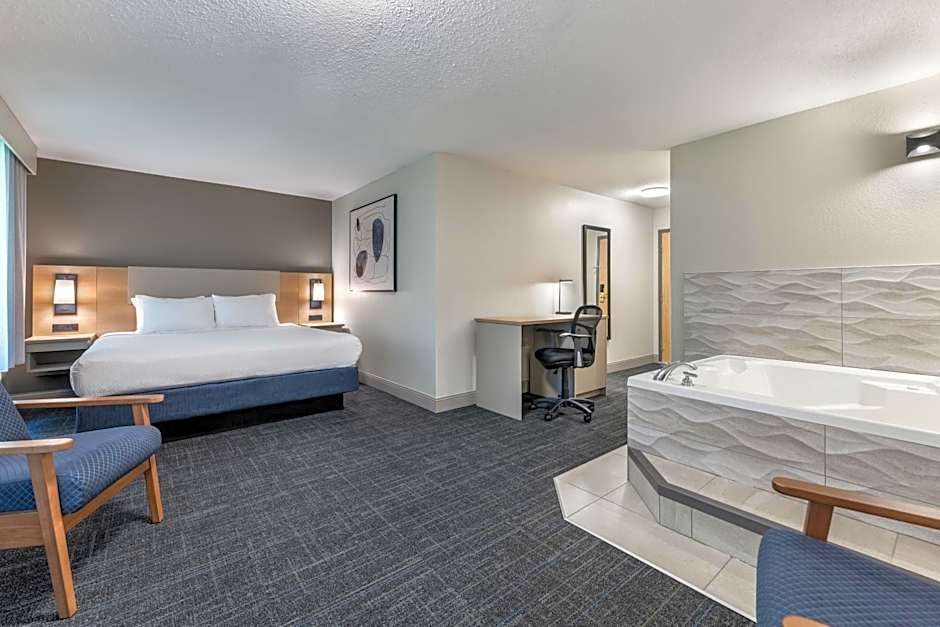 Days Inn & Suites by Wyndham Thunder Bay