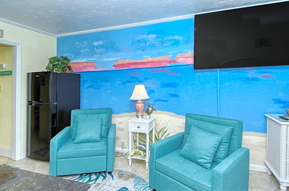 Waterfront Room, Heated Pool, Tiki Bar & Grill