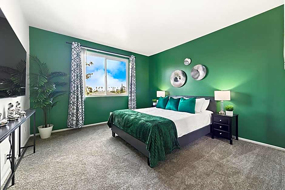 Beverly Hills Glamour Oasis 2 BR Apt with Parking 304