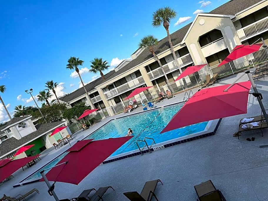 Newly Room in cozy hotel with Super location to the Parks