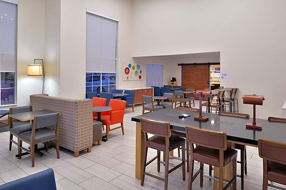 Holiday Inn Express Hotel & Suites Farmington By IHG