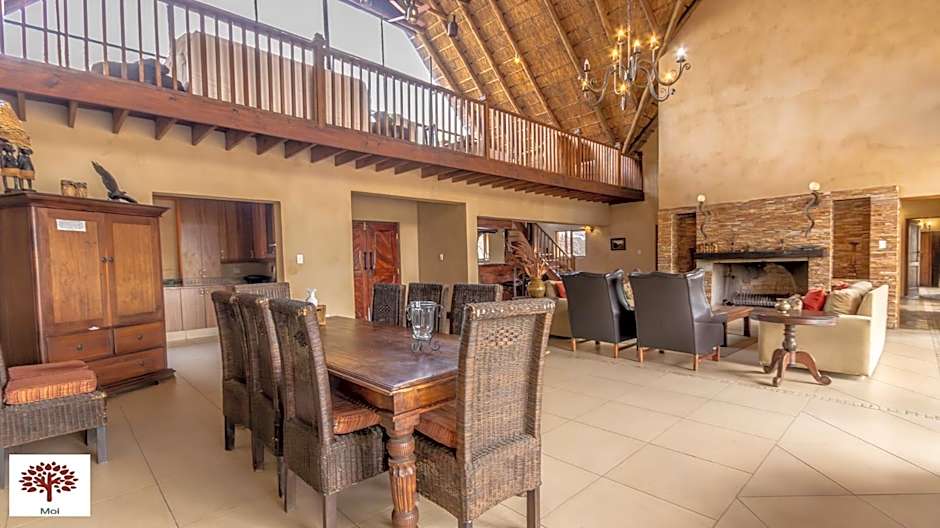 Zebula Golf and Wildlife Estate - Porcupine Strolling Pax 8 - Moi Signature Luxury villa