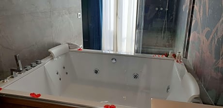 1 QUEEN BED,NSMK,ROYSTE,MINBAR,JACUZI,BALCON,FRESKY