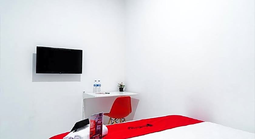 RedDoorz near Seasons City Mall