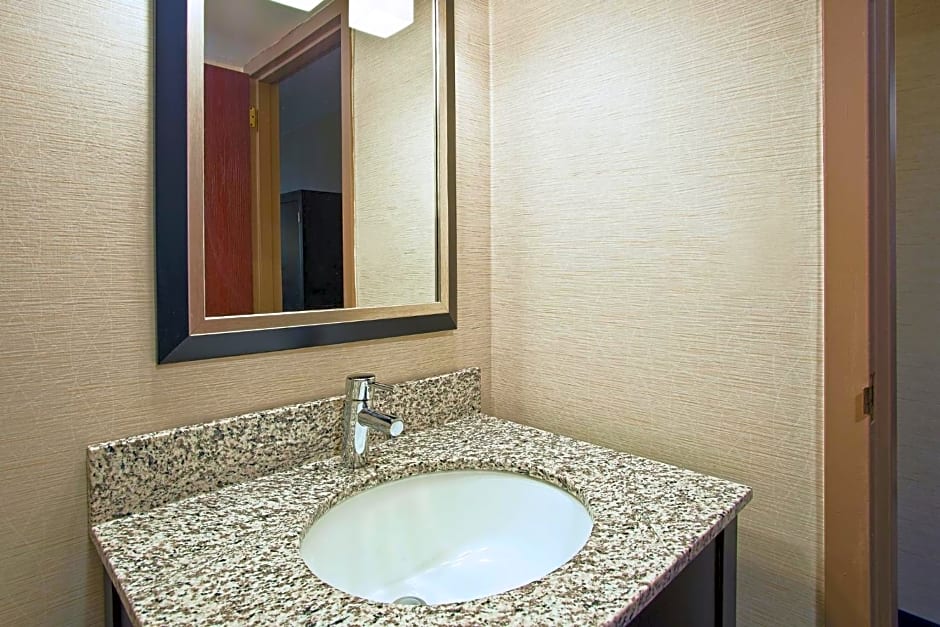 Holiday Inn Express and Suites Pittsburgh West Mifflin