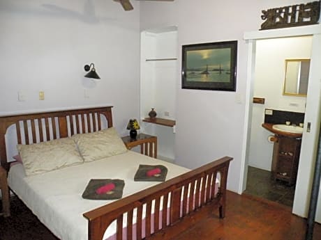 Standard Queen Room with Balcony (1)