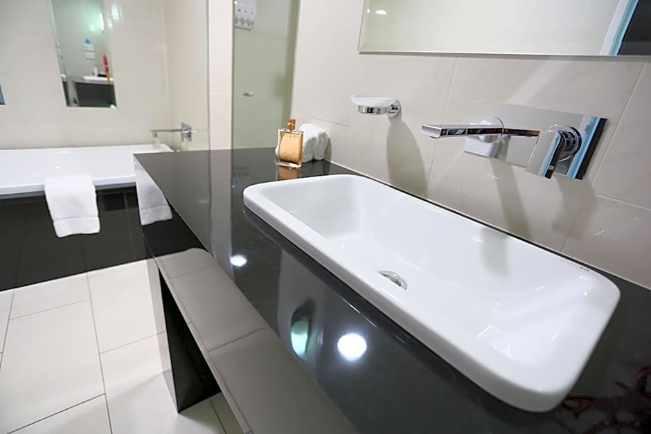 Springfield Lakes Hotel