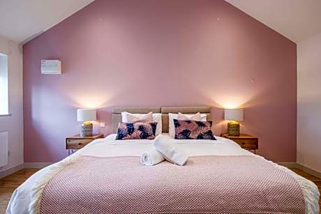 King Deluxe Ensuite with Shower-Bath and Courtyard View - Fawcett