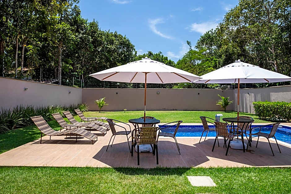 Muito espaço para criançada brincar! Casa com Piscina e Churrasqueira Privativa! Até 14Pax