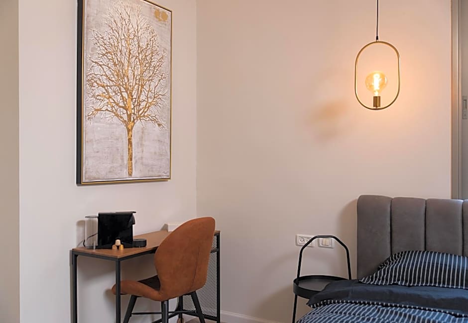 King's bed - Stay Royal and Stylish Bahai's Garden