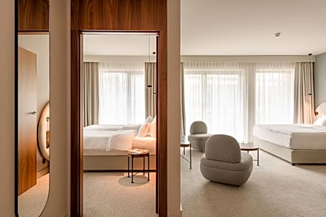 Deluxe Family Room
