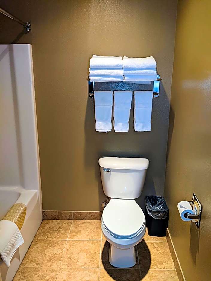 Cobblestone Inn & Suites - Denison | Majestic Hills