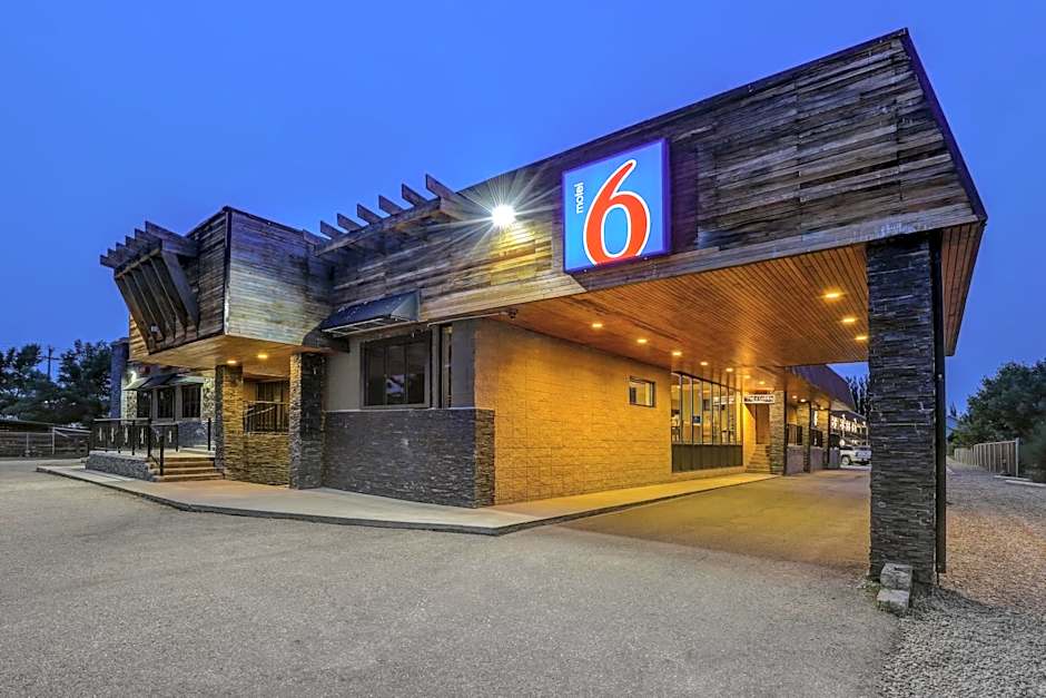Motel 6 Brooks AB
