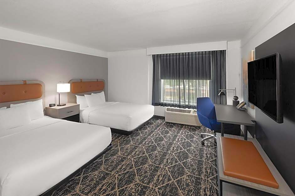 La Quinta Inn & Suites by Wyndham Houston Bush Iah South