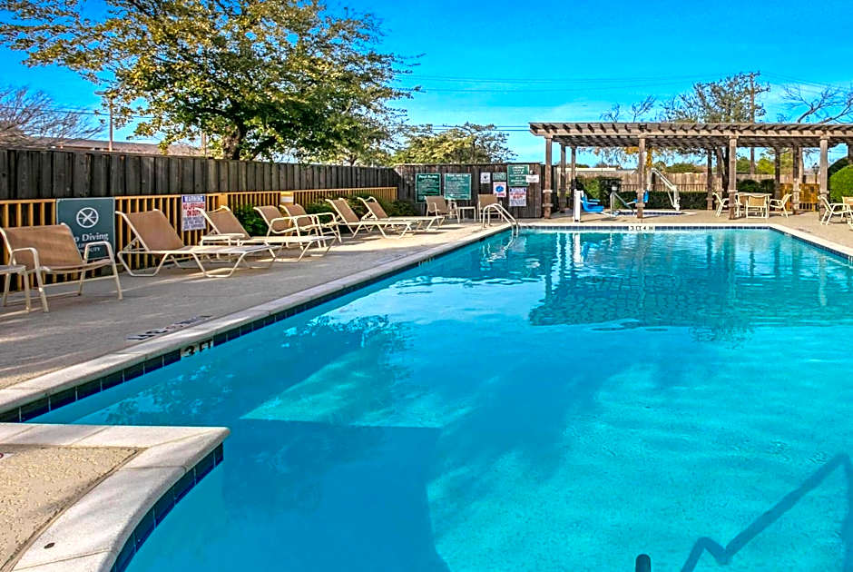 La Quinta Inn & Suites by Wyndham DFW Airport South/Irving