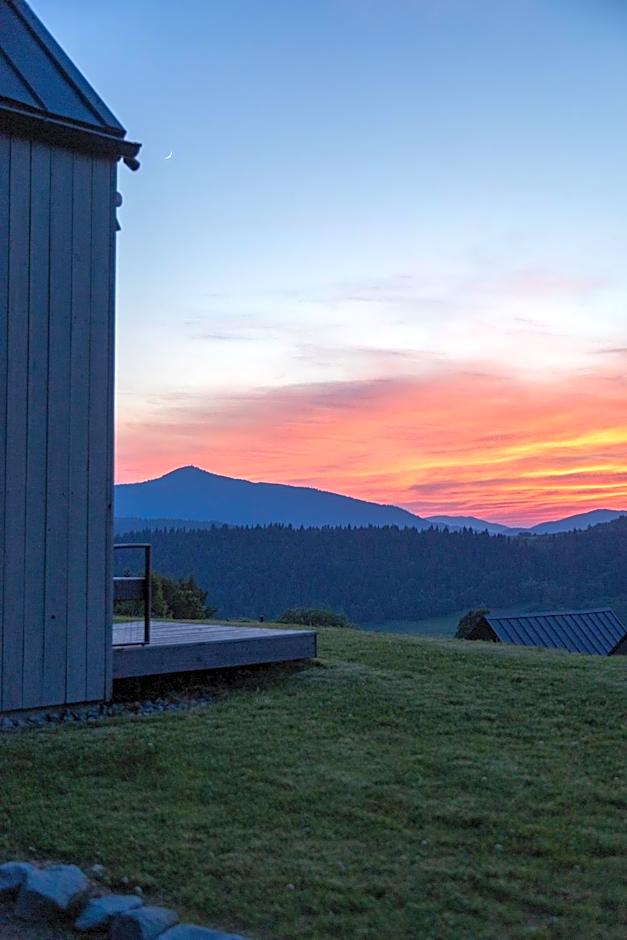 Stodoły Modyń - Domki w Beskidzie Wyspowym - staw kąpielowy, balia, sauna, grota solna - widok na góry