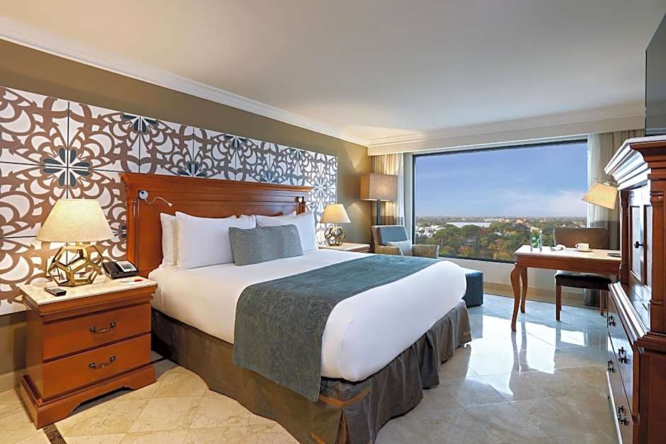 Photo 1 of 7 of Executive 1 King Bed
