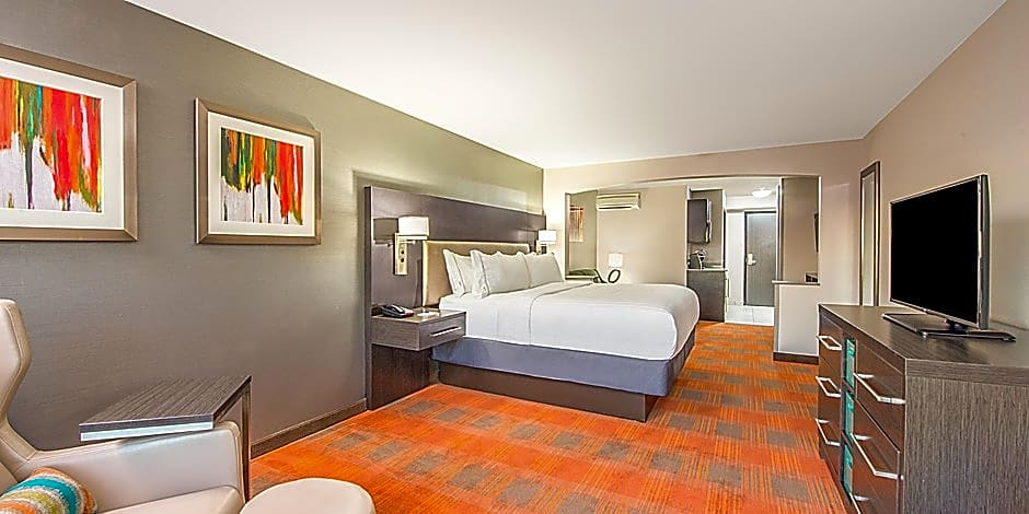 Holiday Inn Express & Suites SHAWNEE-KANSAS CITY WEST