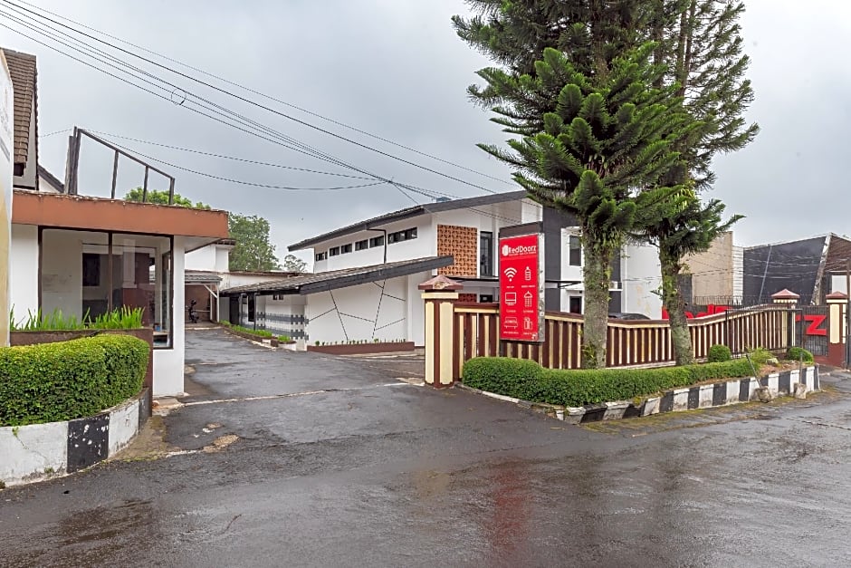 RedDoorz near Taman Kota Lapang Merdeka Sukabumi